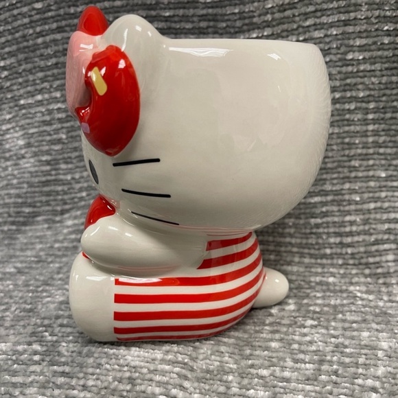 New! Hello Kitty Valentines Day 3D Mug, 20 oz ceramic - Picture 2 of 6